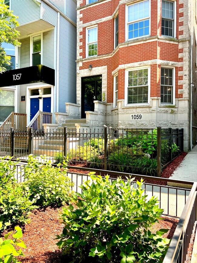 Building Photo - 1059 W Cornelia Ave