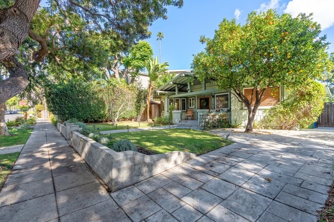 Building Photo - 1550 N Sierra Bonita Ave