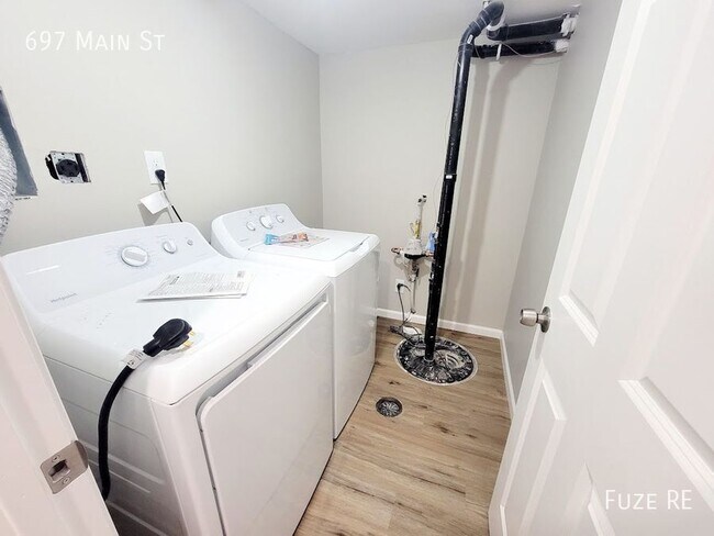 Building Photo - 697 Main St