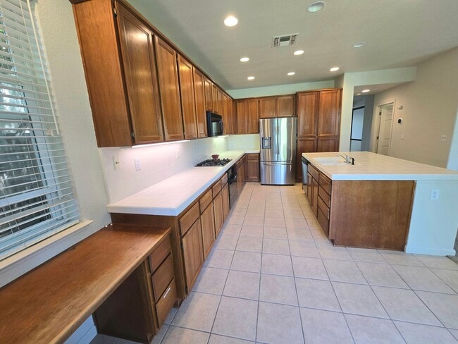 Building Photo - Wonderful 4 bedroom 3 full bath in the Wildhorse Golf Course Community.