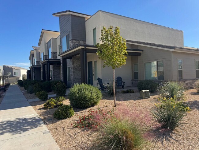 Building Photo - Desert Color Townhome!