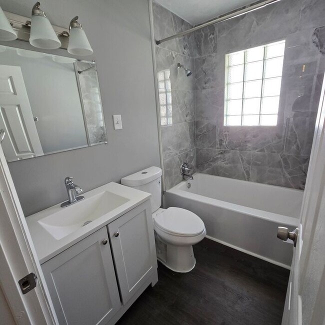 Building Photo - Charming 3-Bedroom Home / Pet-Friendly / A...