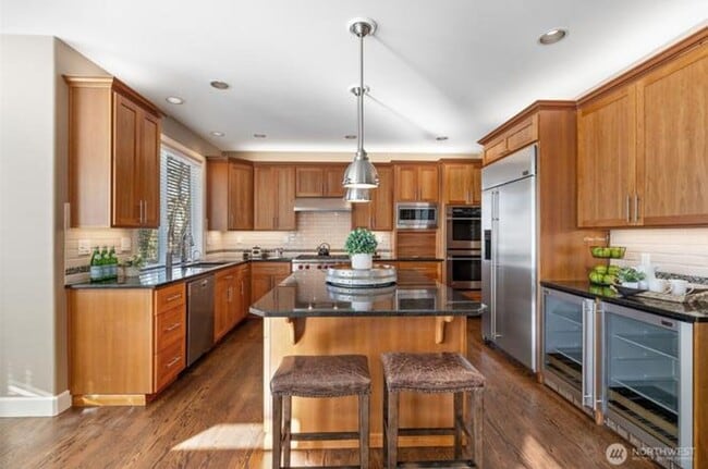 Building Photo - Luxury Living in sought after Sterling Woods