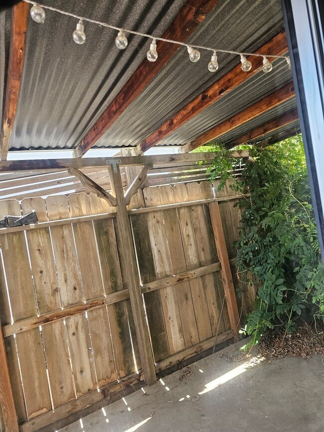 Building Photo - Cute partially furnished apartment with sm...