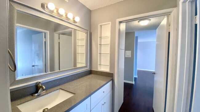 Building Photo - Breathtaking Views of SF & Bay Bridge from this Top Floor unit