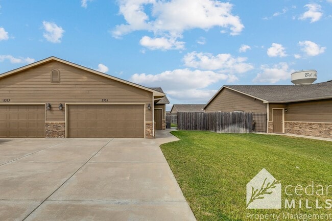 Building Photo - Brand New 3 Bed Duplex Across from NE Magnet