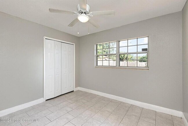 Building Photo - 1885 Golfview Dr