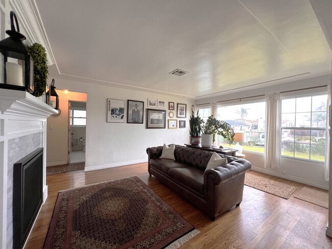 Building Photo - 3B/3B LUXURY Remodeled Home! w/ Garage! Large Fenced Backyard! Bike to the Beach!