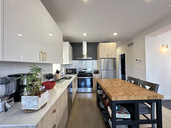 Building Photo - 908 N California Ave