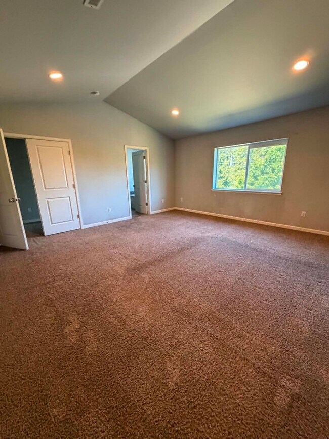 Building Photo - 15550 Chad Dr SE