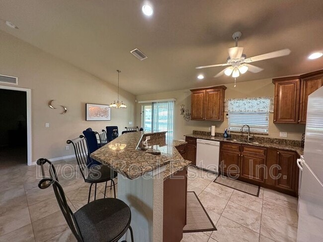 Building Photo - 2202 SE 8th St