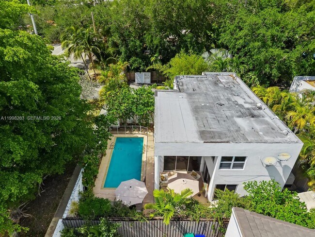 Building Photo - 2721 SW 22nd Ave