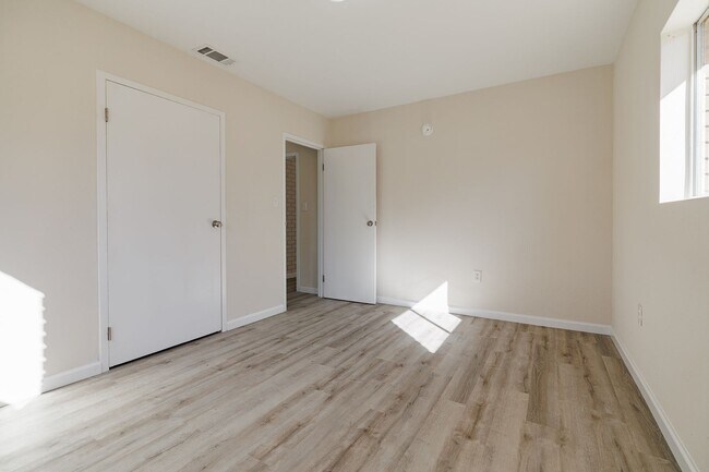 Building Photo - Fully Updated 2-Bedroom Home with Spacious Backyard & Prime East Athens Location!