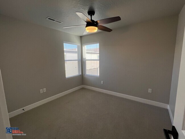 Building Photo - Desert Color Home