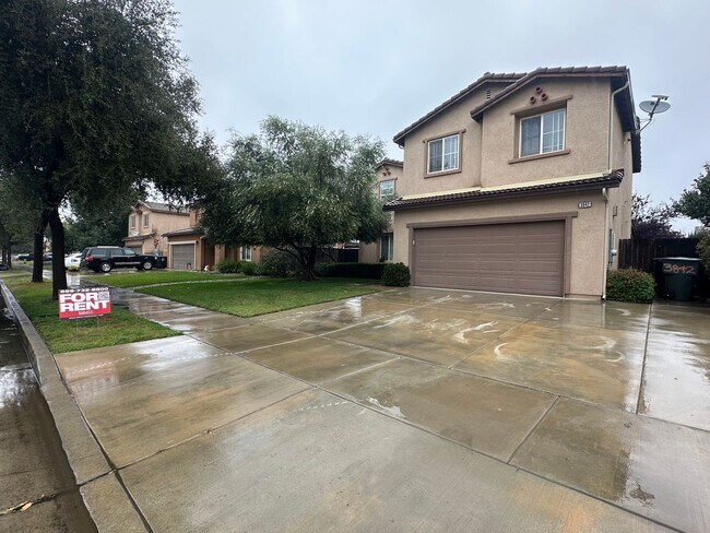 Building Photo - Two story home in NW Visalia Rent Ready!