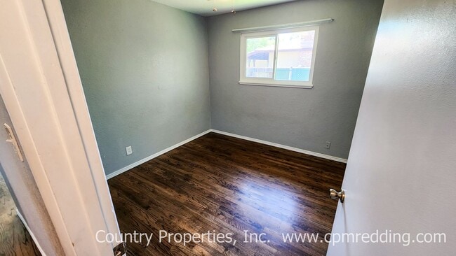 Building Photo - Garden Tract 3-Bedroom House with Hardwood...
