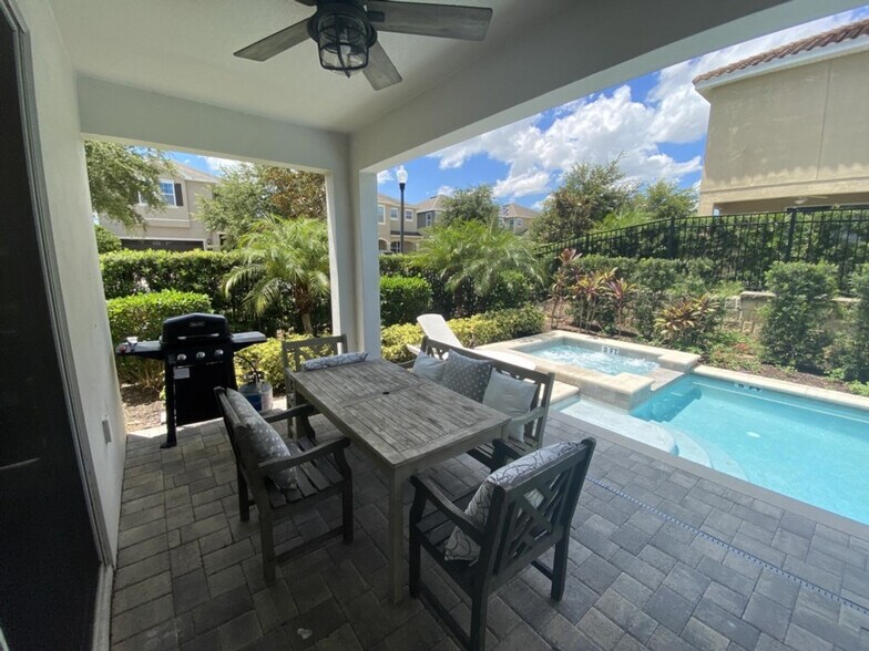 Building Photo - 350 Lasso Dr