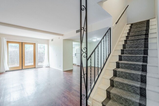 Building Photo - 3 Bed 2.5 Bath Pet-Friendly Retreat by The...