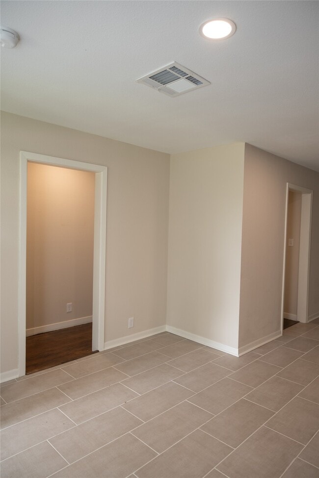 Building Photo - 811 Sara Rose St