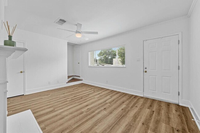 Building Photo - 2401 Winsted Ln