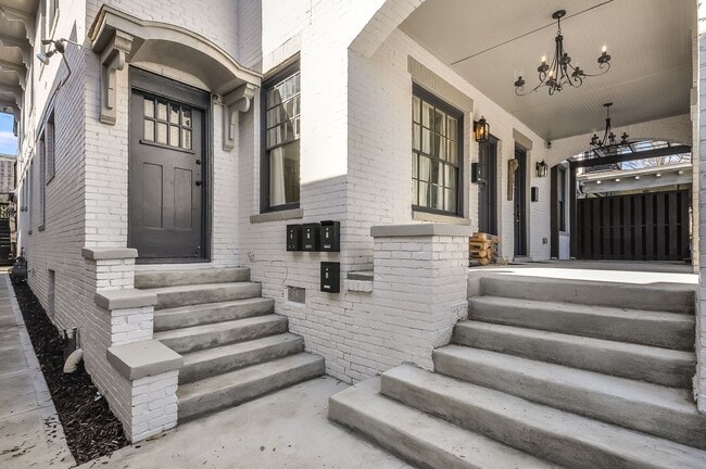 Building Photo - Beautifully Updated Midtown Studio Apartment Walking Distance to Piedmont Park!