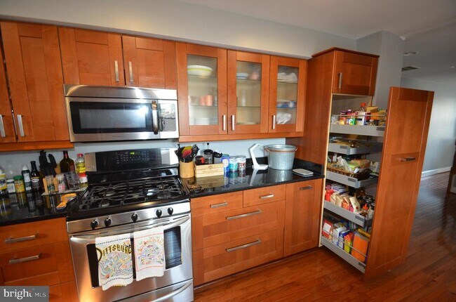 Building Photo - 3723 S Four Mile Run Dr