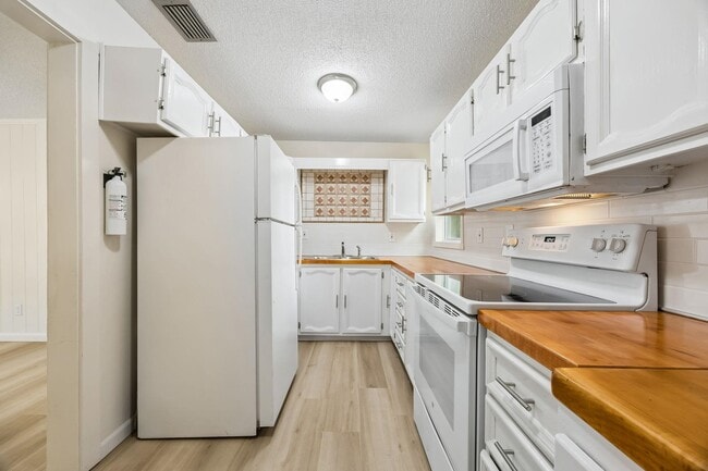 Building Photo - 2113 Silver Lake Dr