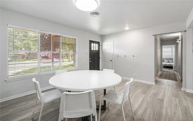 Building Photo - 5729 Abby Dr