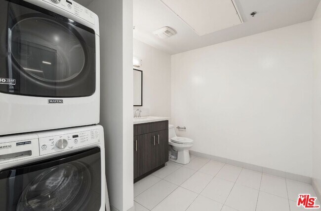 Building Photo - 825 East 4th St