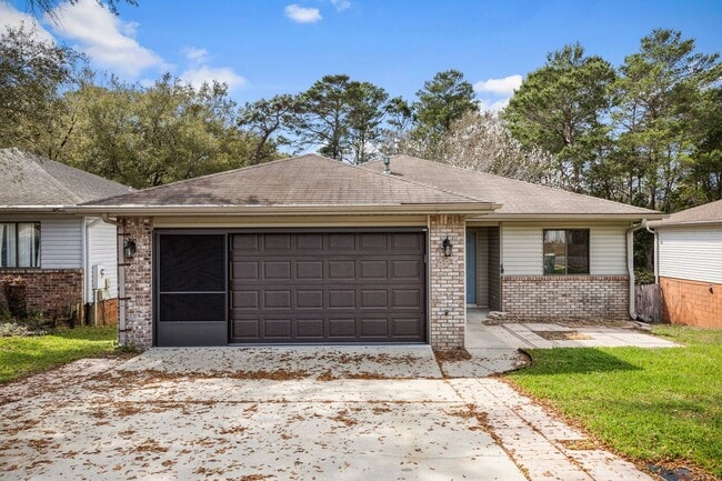 Primary Photo - Updated home in convenient location!!