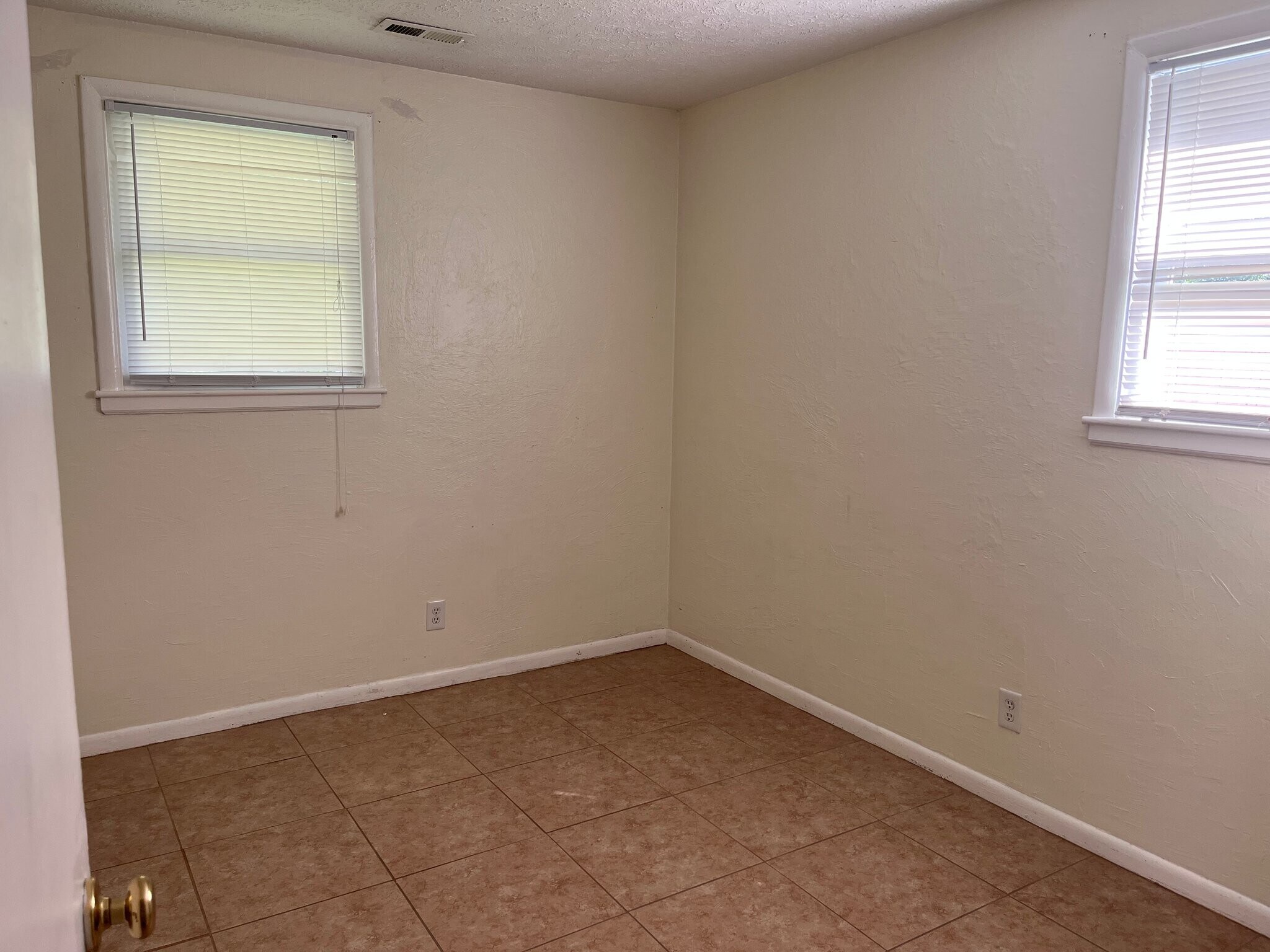 Building Photo - 13605 Greystone Ave