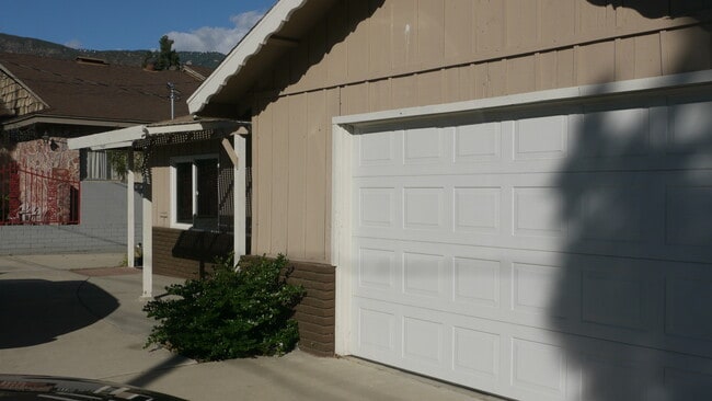 Building Photo - Charming 3-Bedroom Home with Upgraded Kitc...