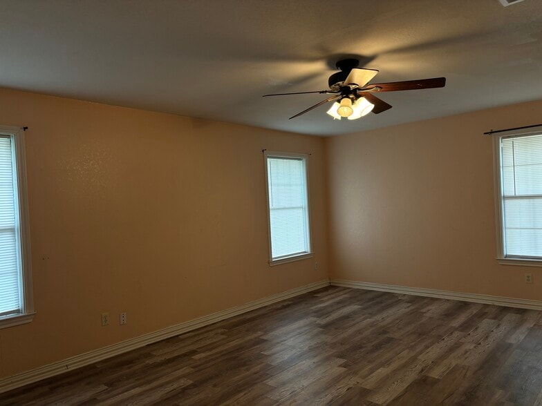Master bedroom - 102 Hilltop Dr
