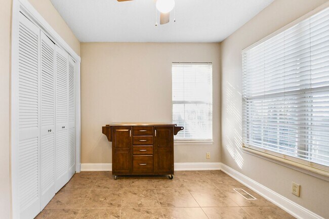 Building Photo - Pet Friendly Three Bedroom!