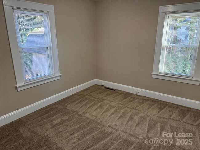 Building Photo - 445 Reynolda Dr