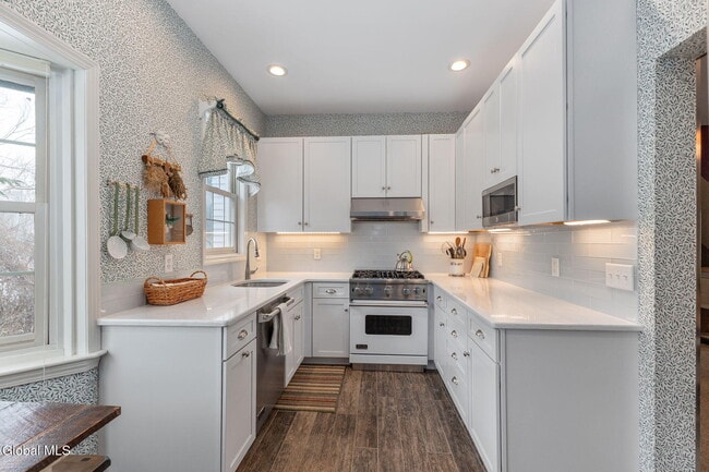 Building Photo - 158 Kaydeross Park Rd