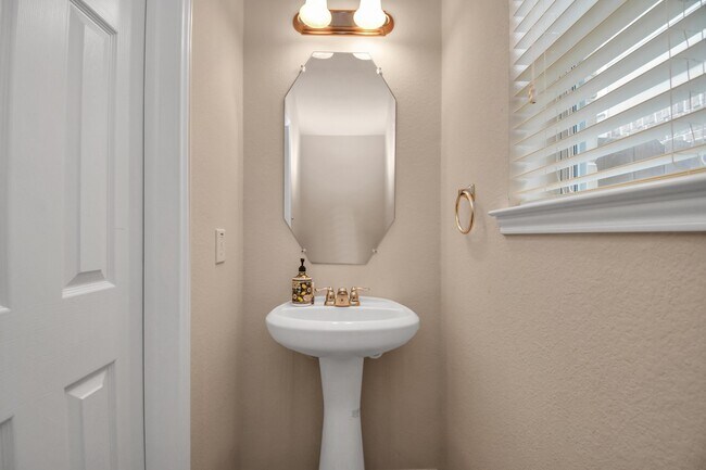 Building Photo - 2202 Waterford Park St