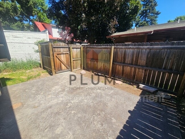 Building Photo - 213 Sommers St