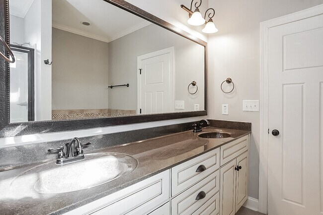 Building Photo - Inviting 3-Bedroom Home