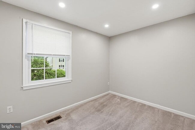Building Photo - 9018 Jersey Dr