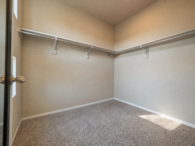 Building Photo - Astonishing 3 Bed/3.5 Bath Tri Level Townhome.   Must see to believe!!