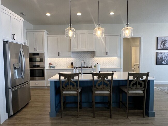 Building Photo - Gorgeous 3 bed 2 ba home in the perfect Me...