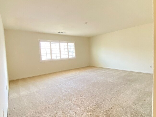 Building Photo - Beautiful 6 bed and 4.5 bath home in West ...