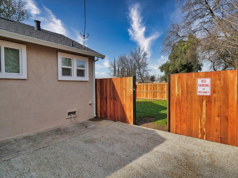 Building Photo - 308 6th St