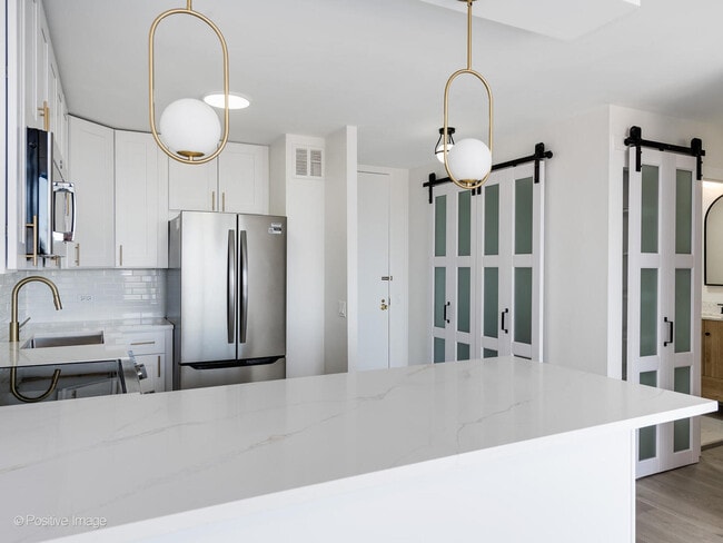 Building Photo - 5445 N Sheridan Rd