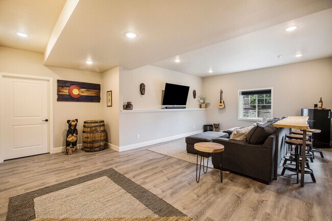 Building Photo - Elegant and spacious home with mountain vi...