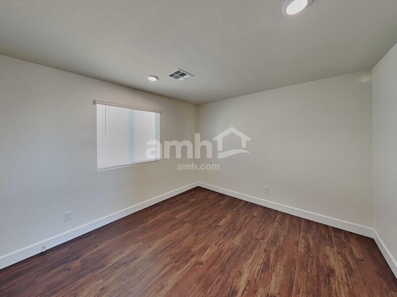 Building Photo - 556 Topiary Pk Ave