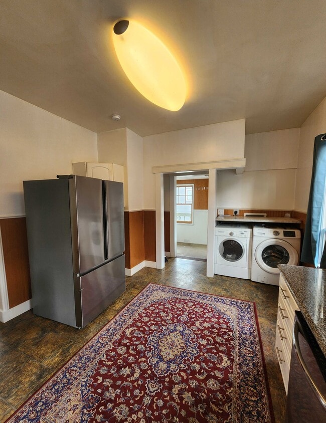 Building Photo - 304 NE 50th St