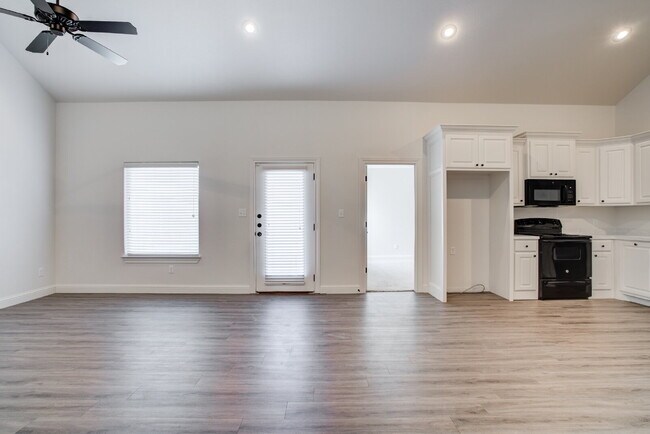 Building Photo - 1/2 off First Months! Rent Newer Cooper Me...