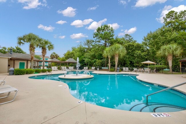 Building Photo - 1 Bedroom, 1 Bath, Unfurnished Condo with ...